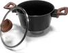 A black pot with wooden handles and a glass lid with a wooden knob, shown on a white background. Anteprima dell’immagine prodotto