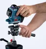 A person is attaching a Bosch laser level to a tripod. Voir les images du produit