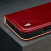 Close-up of a red leather phone case with a logo and brand name. Anteprima dell’immagine prodotto