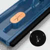 Blauer Flachwischerkopf mit orangefarbenem Abzieher und grauem Mikrofasertuch, mit Wassertropfen auf schwarzer Oberfläche Anteprima dell’immagine prodotto