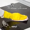 A hand wearing a yellow glove is cleaning a black induction cooktop with a pink cloth. Produktbild-Vorschau