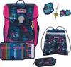 A collection of school supplies including a backpack, pencil case, and drawstring bag, all with a camouflage and sea-creature theme. Anteprima dell’immagine prodotto