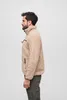 A man wearing a beige fleece jacket and grey pants, shown from the side against a white background. Anteprima dell’immagine prodotto