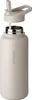 A beige insulated water bottle with a gray straw lid. Produktbild-Vorschau
