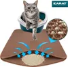A cat is sitting in a litter box on top of a litter mat. A close-up of the mat's texture is shown, and arrows indicate how it traps litter. Produktbild-Vorschau