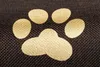 A close-up of a beige paw print logo on a black textured fabric. Náhled obrázku produktu