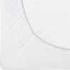 A close-up view of a white fitted sheet with elastic edging on a mattress. Produktbild-Vorschau