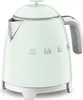 A pastel green Smeg mini kettle is shown against a white background. Podgląd zdjęcia produktu