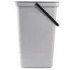 A plain studio shot of a gray plastic trash can with a black handle and lid. Anteprima dell’immagine prodotto
