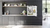 Siemens iQ500 KI21RADD1, Einbau-Kühlschrank, 88 x 56 cm, Flachscharnier mit Softeinzug geöffnet Frontansicht Beispielküche Produktbild-Vorschau