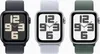 Three Apple Watch SE models with different colored Sport Loops are displayed side-by-side. Voir les images du produit