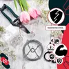 A flat lay of gardening tools and flowers, with overlaid graphics highlighting product features. Produktbild-Vorschau