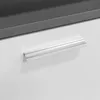 A close-up view of a drawer handle on a white surface, with a dark gray surface above it. Anteprima dell’immagine prodotto