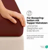 A hand is shown touching a burgundy-colored mattress topper, with text overlay describing its suitability for box spring beds with topper mattresses and a corner height of 5 to 10 cm. Produktbild-Vorschau
