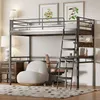 A loft bed with a desk and shelves underneath, set up in a bedroom with a chair and rug. Produktbild-Vorschau