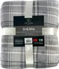 A folded plaid Sherpa blanket is shown, wrapped with a ribbon and a product label. Produktbild-Vorschau