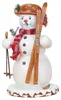 Ein fröhlicher Schneemann mit rotem Schal und braunem Hut hält Skier und Stöcke in den Händen während ein kleiner Vogel auf seinem Arm sitzt und die winterliche Szene belebt Produktbild-Vorschau