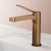 A rose gold faucet is shown on a white sink with a marble countertop. Anteprima dell’immagine prodotto