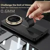 A hand is peeling a thin protective layer off a smartphone case, highlighting its slimness. Produktbild-Vorschau