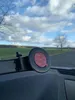 A car dashboard with a phone mount attached, with a view of the sky and trees through the windshield. Anteprima dell’immagine prodotto