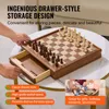 A wooden chess set with its drawer open, showcasing its storage design and pieces. The image also includes text overlays highlighting features and a small inset image of people playing chess. Anteprima dell’immagine prodotto