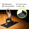 A woman is performing a lunge exercise on a black yoga mat in a gym. The image also features text highlighting product features and a close-up of the mat with water droplets. Podgląd zdjęcia produktu