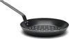 A black cast iron pan with a short handle and a perforated bottom is shown against a white background. Voir les images du produit
