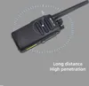 A black walkie-talkie is shown from a diagonal angle against a gray background, with a circular graphic indicating its range. Anteprima dell’immagine prodotto