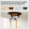 Diagram illustrating the difference between low-pressure pre-soaking and no pre-soaking for coffee beans, followed by a close-up of an espresso machine brewing coffee. Produktbild-Vorschau