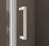 A close-up of a shower door handle. Voir les images du produit