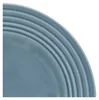 A close-up view of the edge of a blue plate with concentric ridges. Produktbild-Vorschau