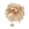 A decorative table lamp made of ostrich feathers on a metallic stand. Voir les images du produit