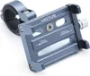A close-up shot of a gray aluminum phone mount for bicycles and scooters. Voir les images du produit