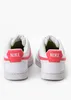 The back view of a pair of white Nike sneakers with coral accents. Produktbild-Vorschau