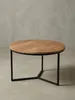 Design Couchtisch aus Akazie Massivholz in der 3/4-Ansicht, die die stabile Konstruktion des dreibeinigen Metallgestells hervorhebt und seine Form zeigt._#sku_SAFWL6.368# Produktbild-Vorschau