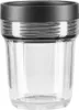 A clear studio shot of a glass mixing container with a black textured lid. Voir les images du produit