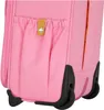 Close-up view of the bottom corner of a pink suitcase, showing the wheels and a small pocket with a yellow tag. Anteprima dell’immagine prodotto