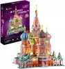 A 3D puzzle of St. Basil's Cathedral with LED lights, shown assembled and lit up, next to its packaging. Anteprima dell’immagine prodotto
