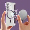 Hands holding a phone case and a magnetic charger, demonstrating magnetic attachment. Produktbild-Vorschau