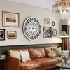 A living room scene featuring a large wall clock and a brown leather sofa. Anteprima dell’immagine prodotto