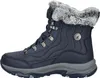 A side view of a blue Skechers boot with gray accents and faux fur trim. Voir les images du produit