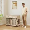 A man stands next to a wooden dog crate with dimensions indicated by measurement lines and text. Náhled obrázku produktu