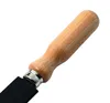 A close-up shot of the handle and part of the blade of a scraper. Voir les images du produit