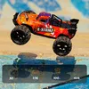 An orange and red remote-controlled off-road car is shown in mid-air, with a blue and white sky in the background and a textured ground in the foreground. Below the car, there is a blue overlay with icons and text indicating product specifications. Anteprima dell’immagine prodotto