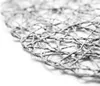 A close-up, black and white shot of a woven placemat. Voir les images du produit