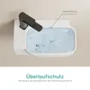 A top-down view of a white ceramic sink filled with water, with a black faucet. An arrow points to the overflow opening. Produktbild-Vorschau