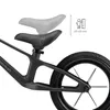 A close-up view of a balance bike's seat and rear wheel, with an overlay indicating adjustable seat height and a child's height range. Produktbild-Vorschau