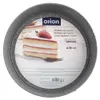 A round cake baking form with a slice of cake on a plate next to it, with product information and branding. Voir les images du produit
