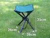 A green folding stool is placed on a grassy lawn, with dimensions indicated by arrows and text. Voir les images du produit