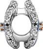 A close-up studio shot of a horseshoe-shaped charm. Anteprima dell’immagine prodotto